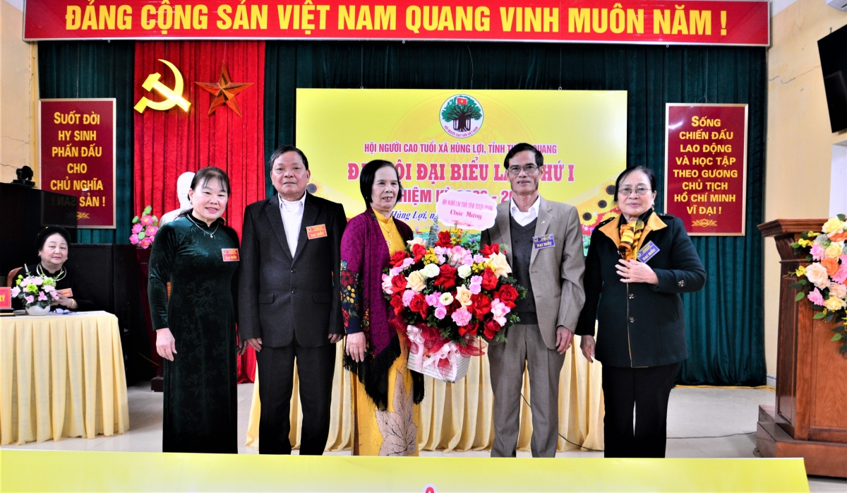 Lãnh đạo Hội NCT tỉnh Tuyên Quang tặng hoa chúc mừng Đại hội