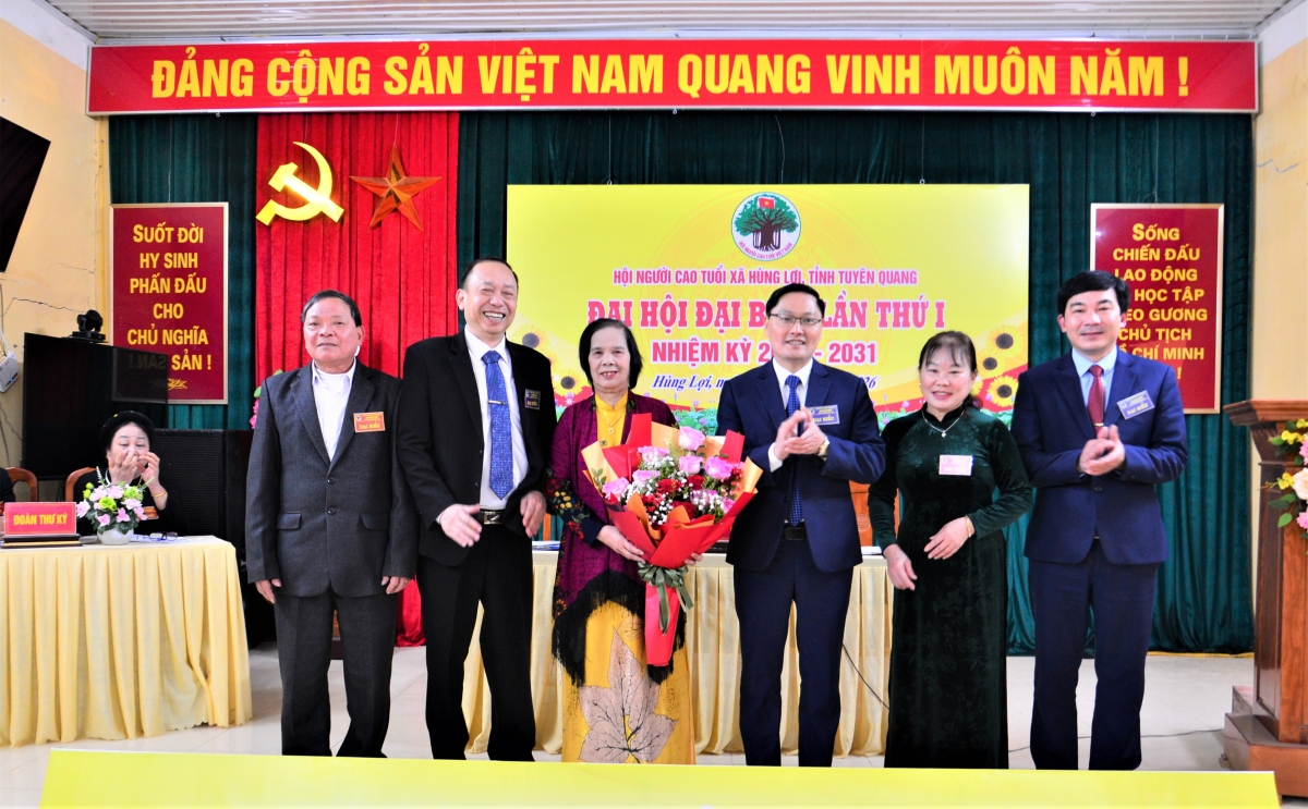 Lãnh đạo xã Hùng Lợi tặng hoa chúc mừng Đại hội
