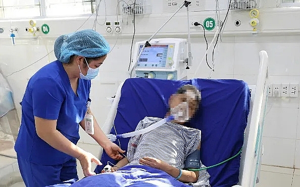 Bệnh nhân cao tuổi được chăm sóc chu đáo tại bệnh viện