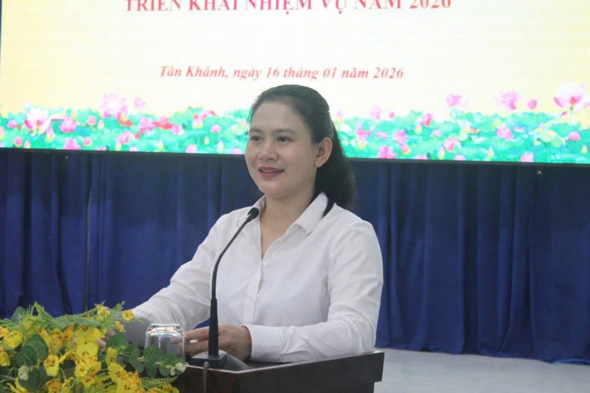 Đồng chí Trần Thị Diễm Trinh – Thành ủy viên, Bí thư Đảng ủy phường Tân Khánh phát biểu chỉ đạo tại hội nghị.