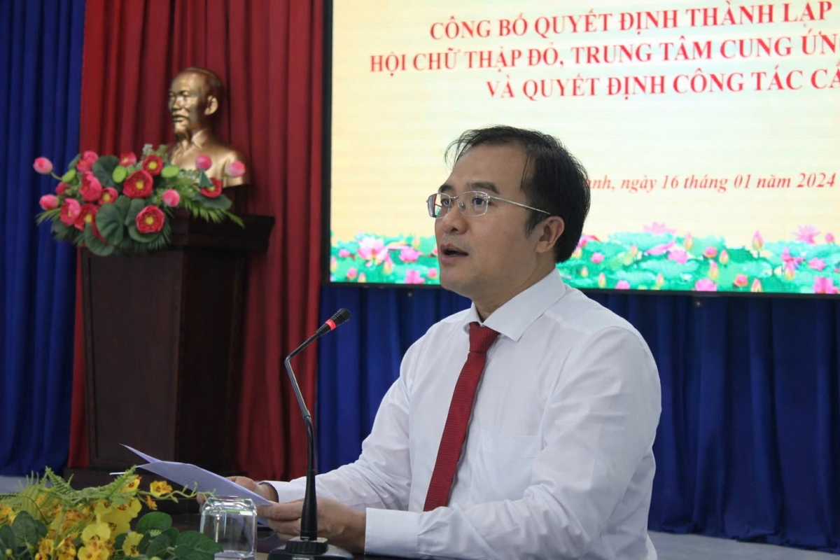 Đồng chí Nguyễn Hữu Phương – Phó Bí thư Đảng ủy, Chủ tịch UBND phường Tân Khánh phát biểu tiếp thu ý kiến chỉ đạo.