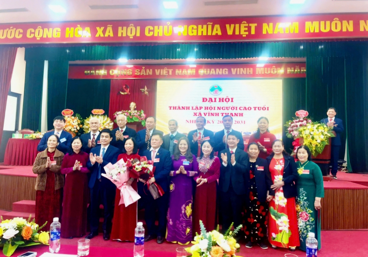 Lãnh đạo Hội NCT TP Hà Nội và lãnh đạo xã Vĩnh Thanh tặng hoa chúc mừng Ban Chấp hành Hội NCT