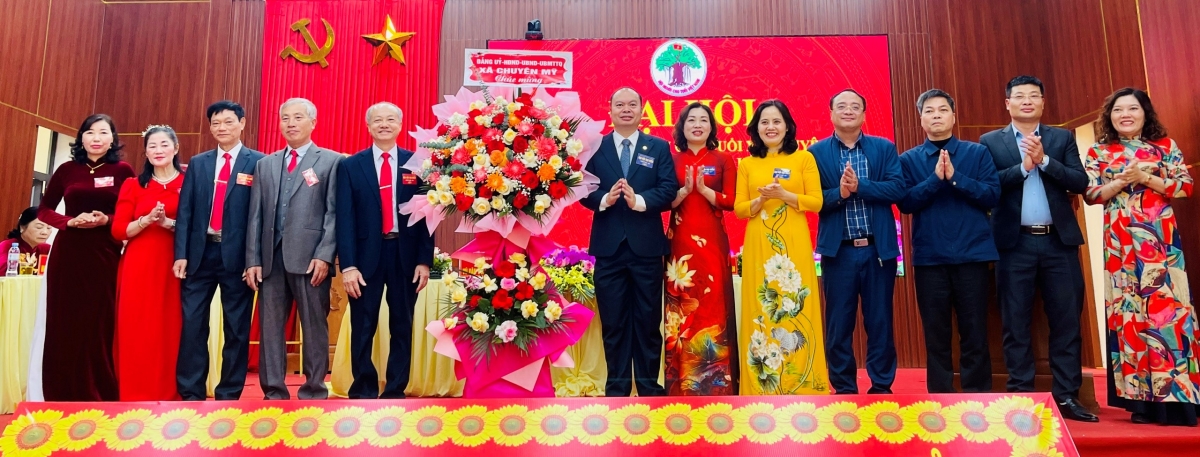 Lãnh đạo xã Chuyên Mỹ tặng hoa chúc mừng Đại hội