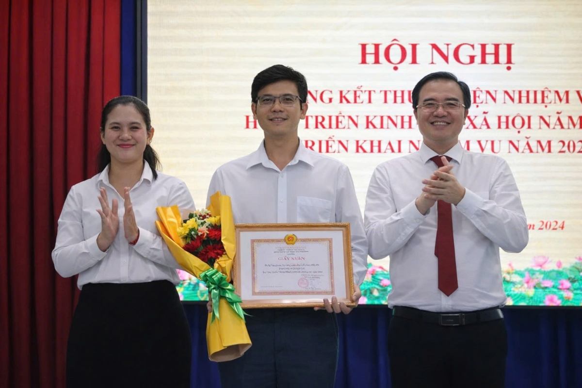 UBND phường Tân Khánh khen thưởng các tập thể, cá nhân có thành tích xuất sắc năm 2025.