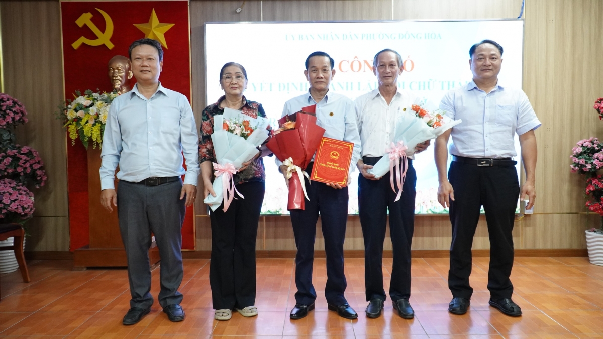 Lãnh đạo phường Đông Hoà trao quyết định thành lập và tặng hoa cho Hội Người cao tuổi.