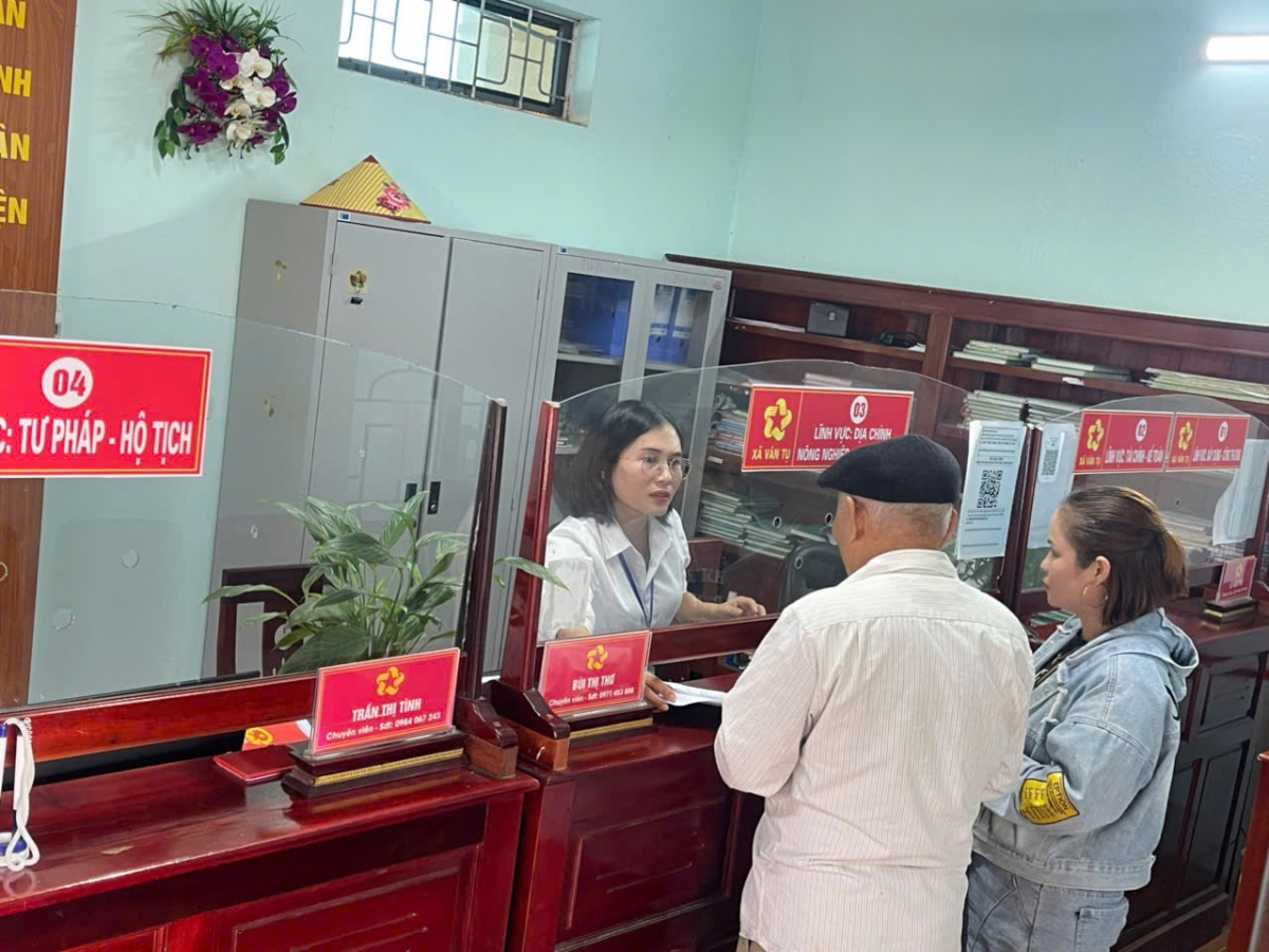Công dân người cao tuổi luôn được cán bộ công chức xã Vân Tụ hướng dẫn nhiệt tình để quen dân với các thủ tục hành chính 