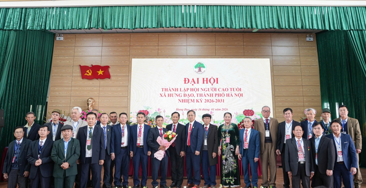 Lãnh đạo Hội NCT TP Hà Nội và lãnh đạo xã Hưng Đạo tặng hoa chúc mừng Ban Chấp hành Hội NCT