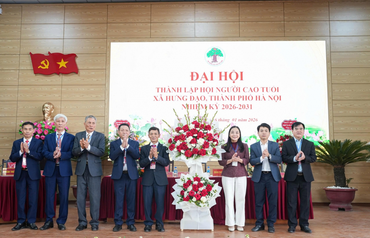 Lãnh đạo xã Hưng Đạo tặng hoa chúc mừng Đại hội