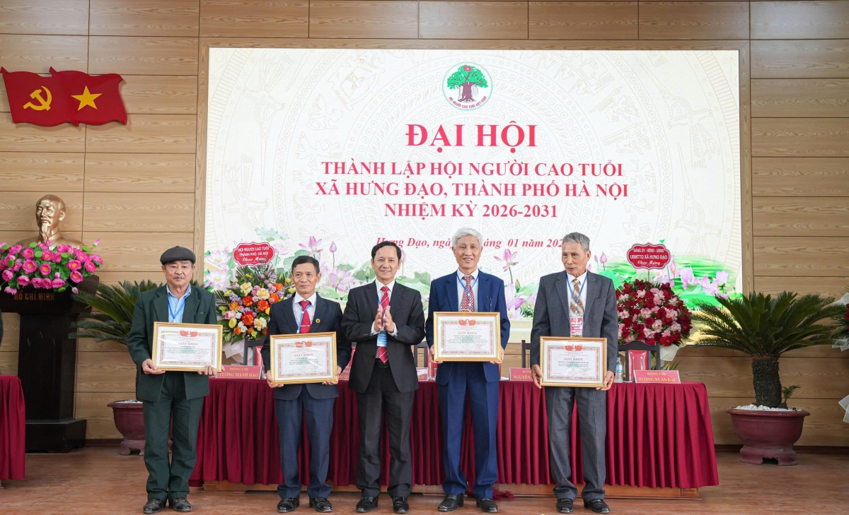 Trao Giấy khen của Hội NCT TP Hà Nội cho các tập thể, cá nhân xuất sắc