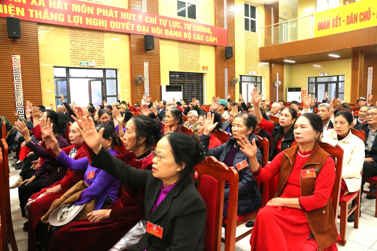 Đại biểu biểu quyết bầu Ban Chấp hành Hội NCT