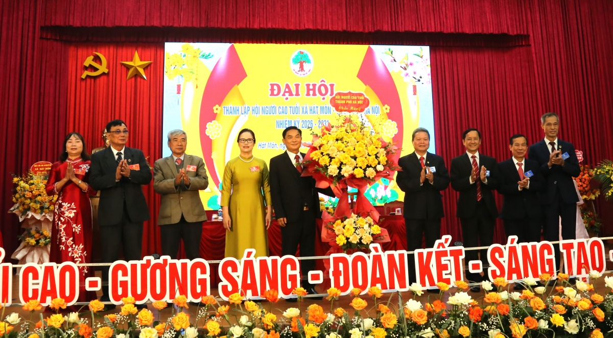 Hội NCT TP Hà Nội tặng hoa chúc mừng Đại hội