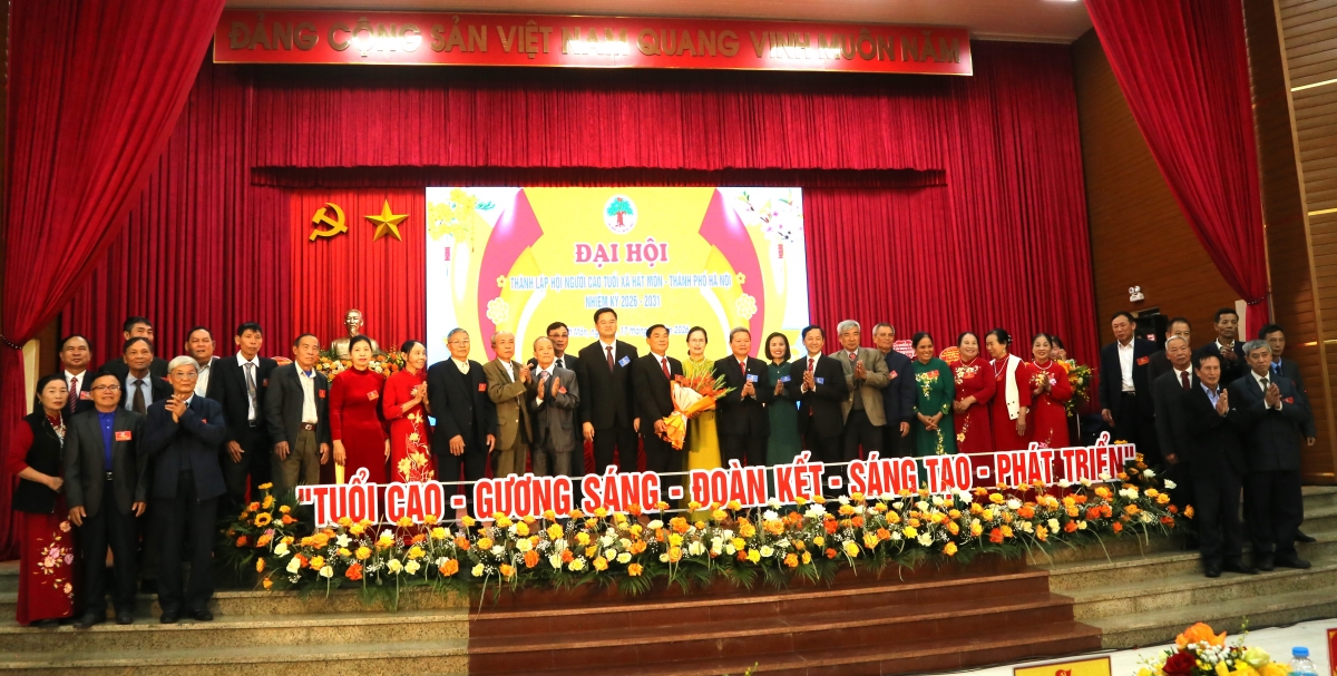 Lãnh đạo Hội NCT TP Hà Nội và xã Hát Môn tặng hoa chúc mừng Ban Chấp hành Hội NCT xã