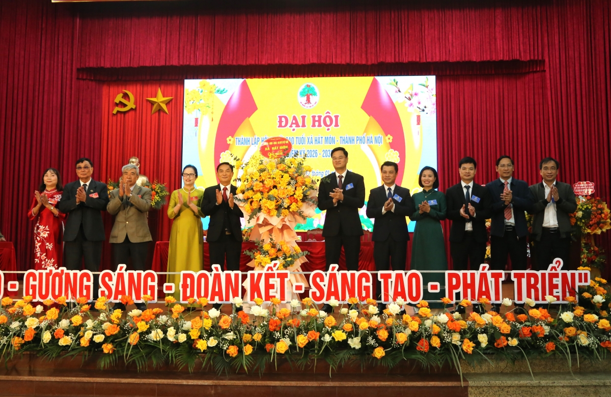 Lãnh đạo xã Hát Môn tặng hoa chúc mừng Đại hội
