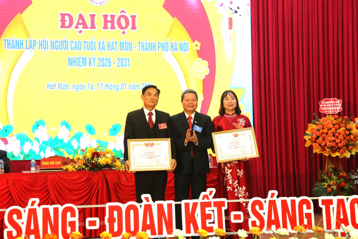 Trao Bằng khen Trung ương Hội cho tập thể, cá nhân xuất sắc