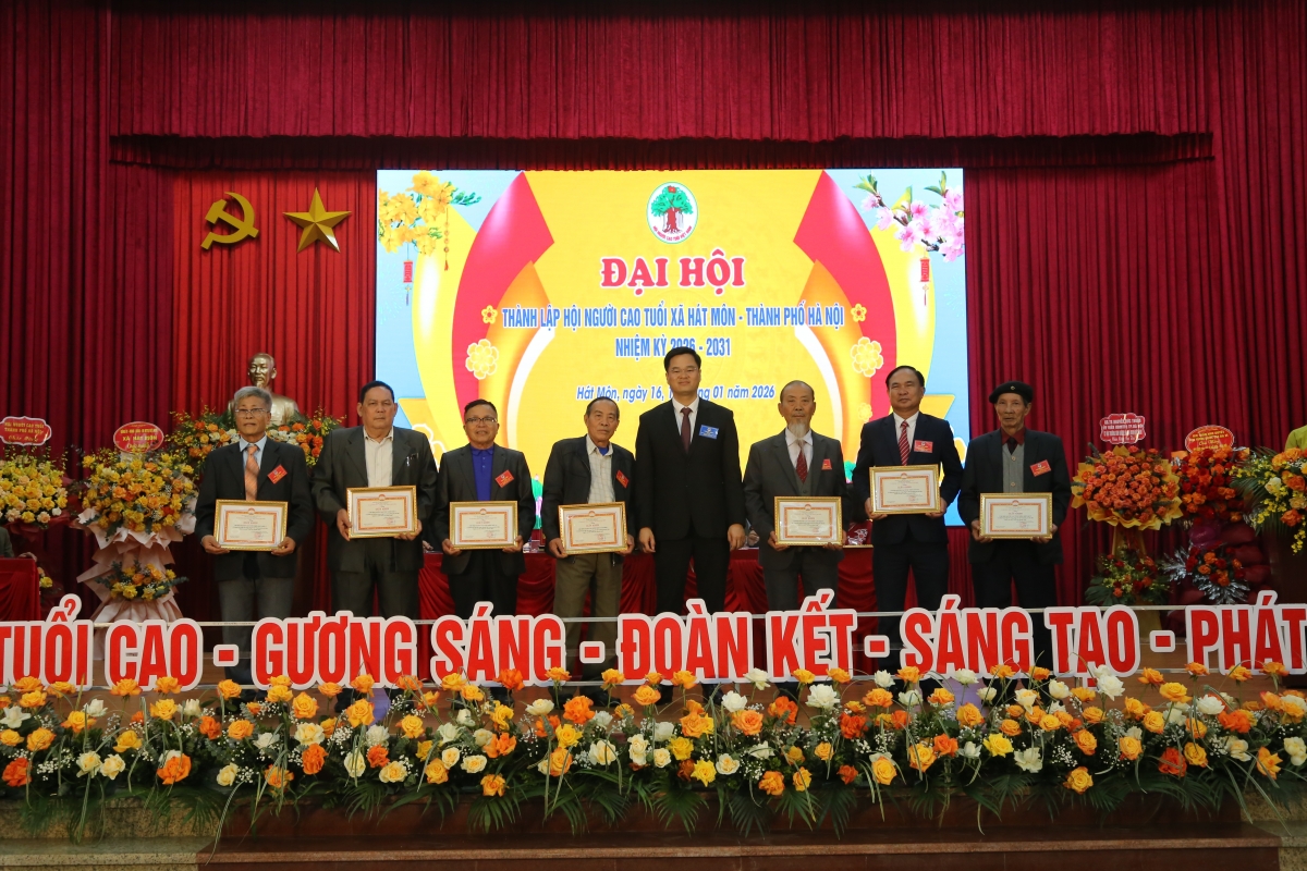 Trao Giấy khen của Chủ tịch UBND xã Hát Môn cho các tập thể xuất sắc