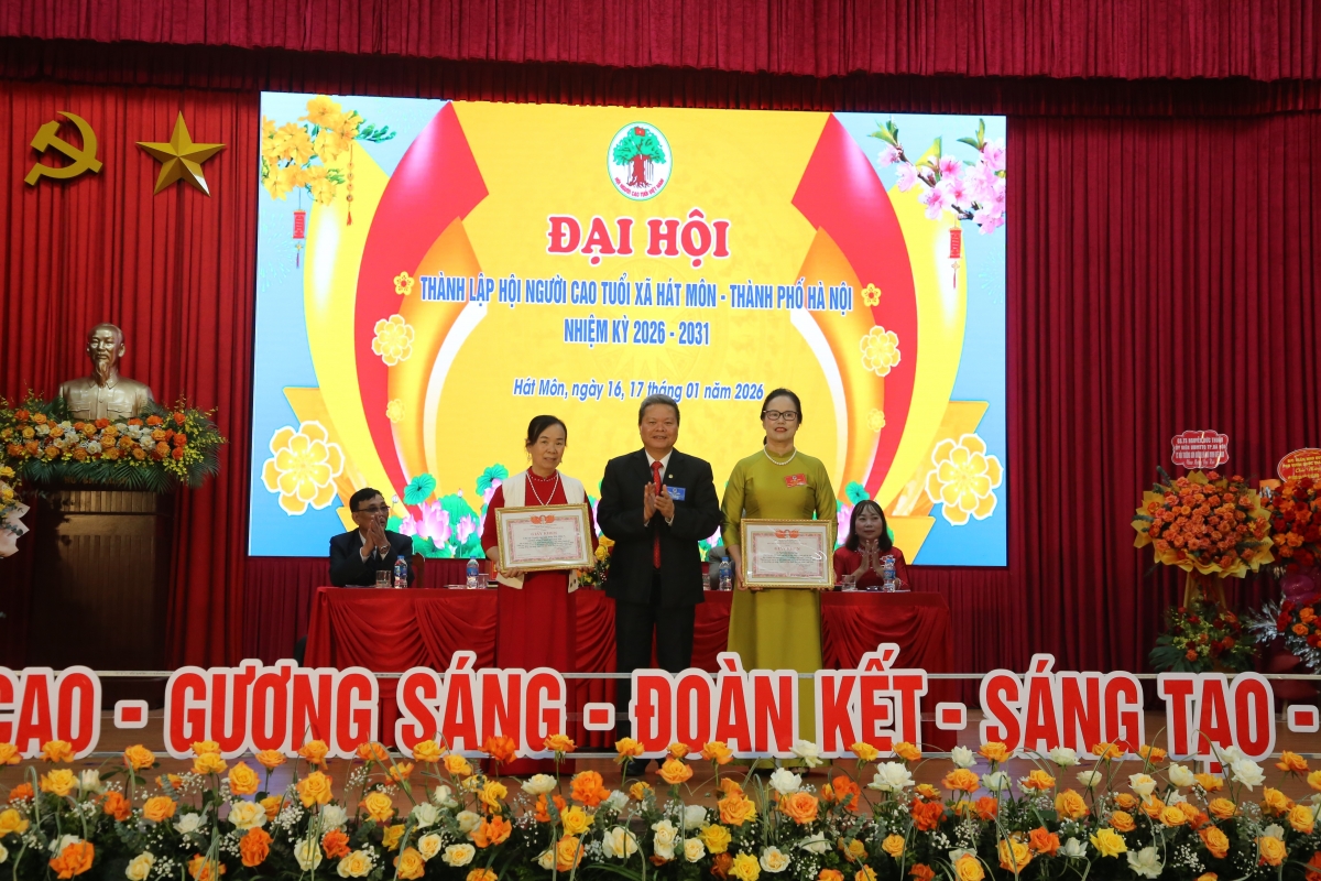 Trao Giấy khen của Hội NCT TP Hà Nội cho tập thể, cá nhân xuất sắc