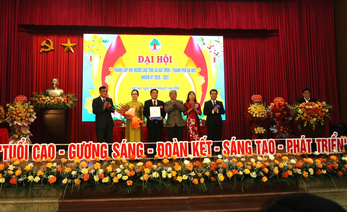 Trao quyết định thành lập Hội NCT xã Hát Môn