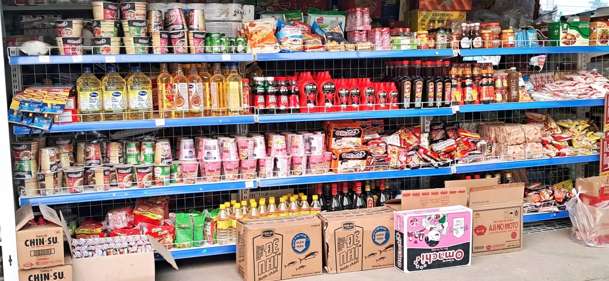 Chợ Minh Châu có đủ các mặt hàng thiết yếu phục vụ bà con