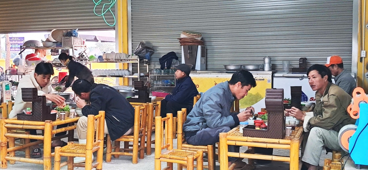 Một góc khu chợ Minh Châu vào buổi sáng...