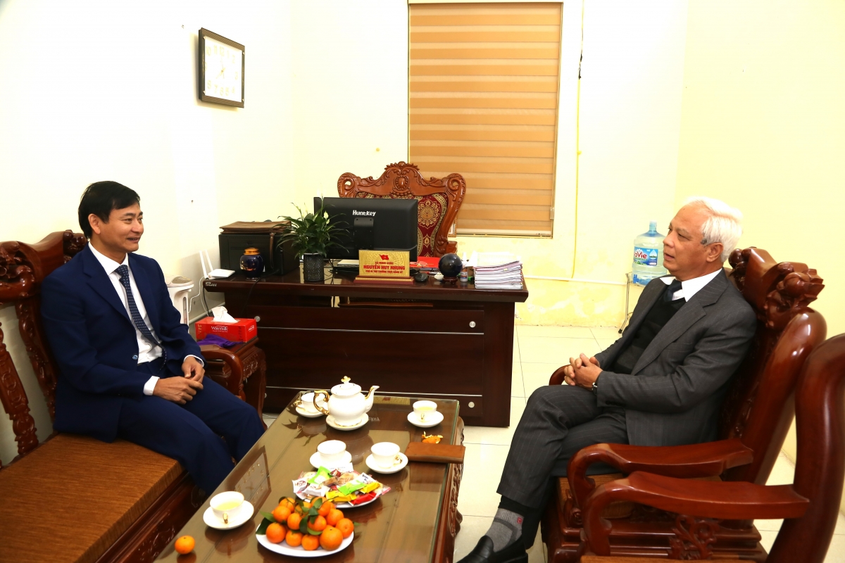 Ông Nguyễn Huy Nhung trao đổi với ông Nguyễn Thế Toàn, Chủ tịch Hội NCT TP Hà Nội về công tác NCT