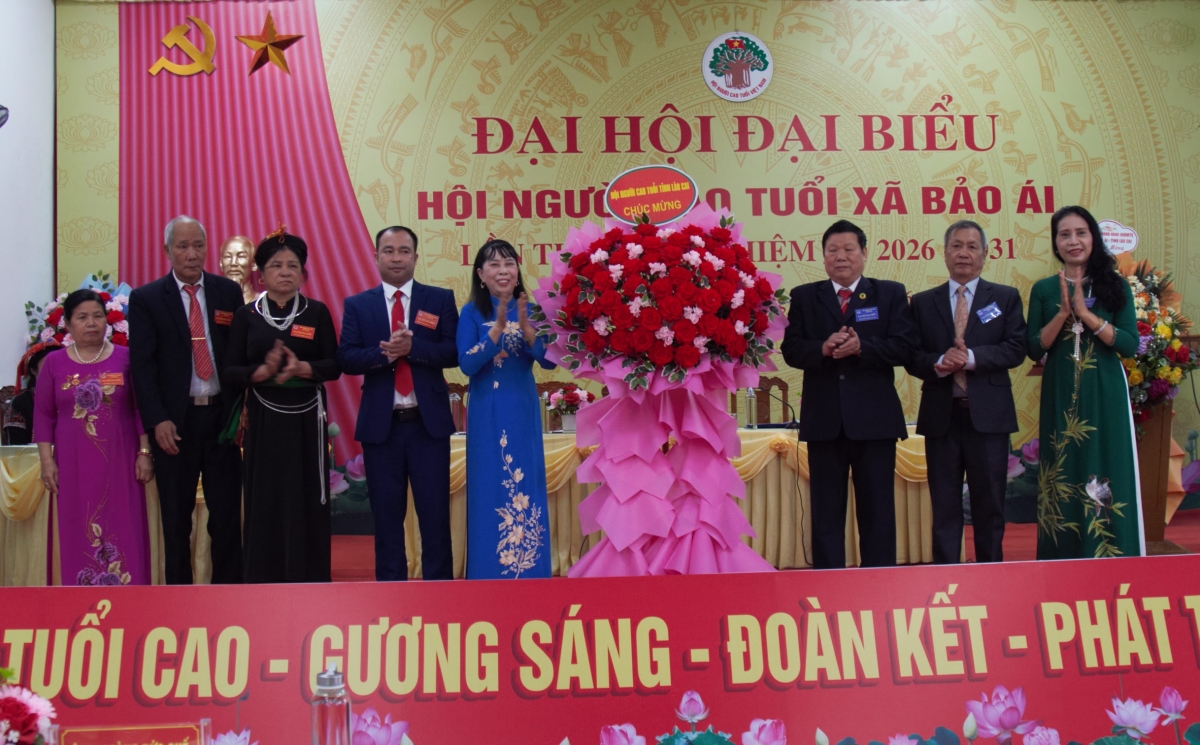 lãnh đạo Hội NCT tỉnh Lào Cai tặng hoa chúc mừng Đại hội