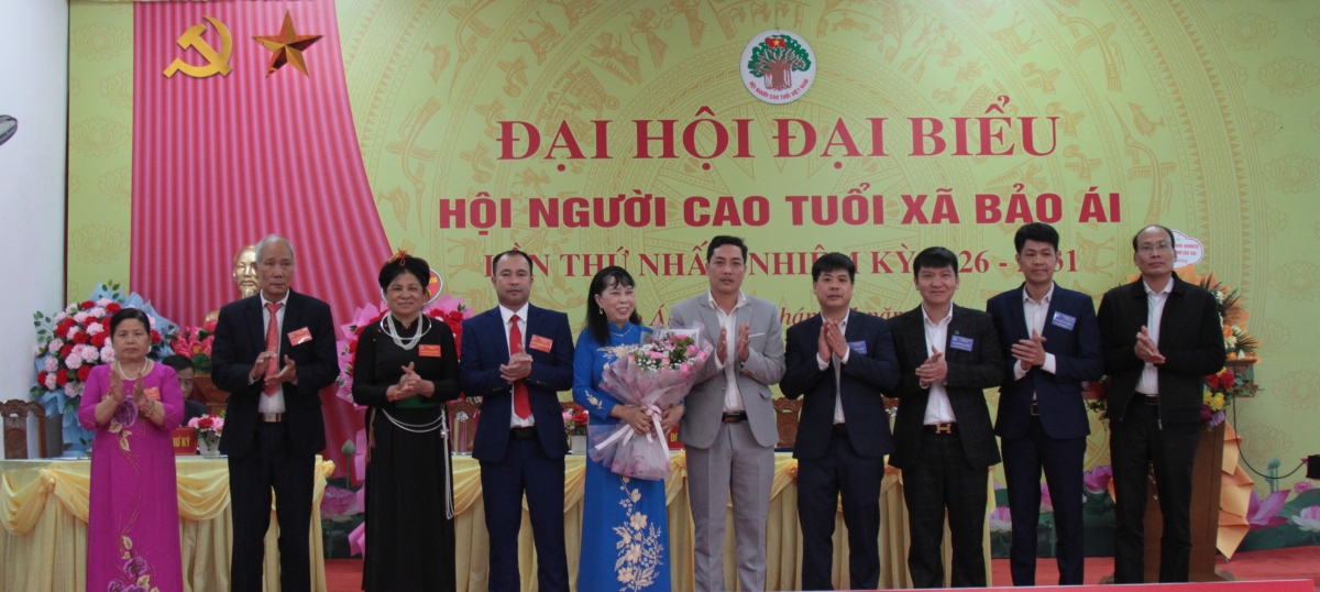 Lãnh đạo các phòng, ban tặng hoa chúc mừng Đại hội