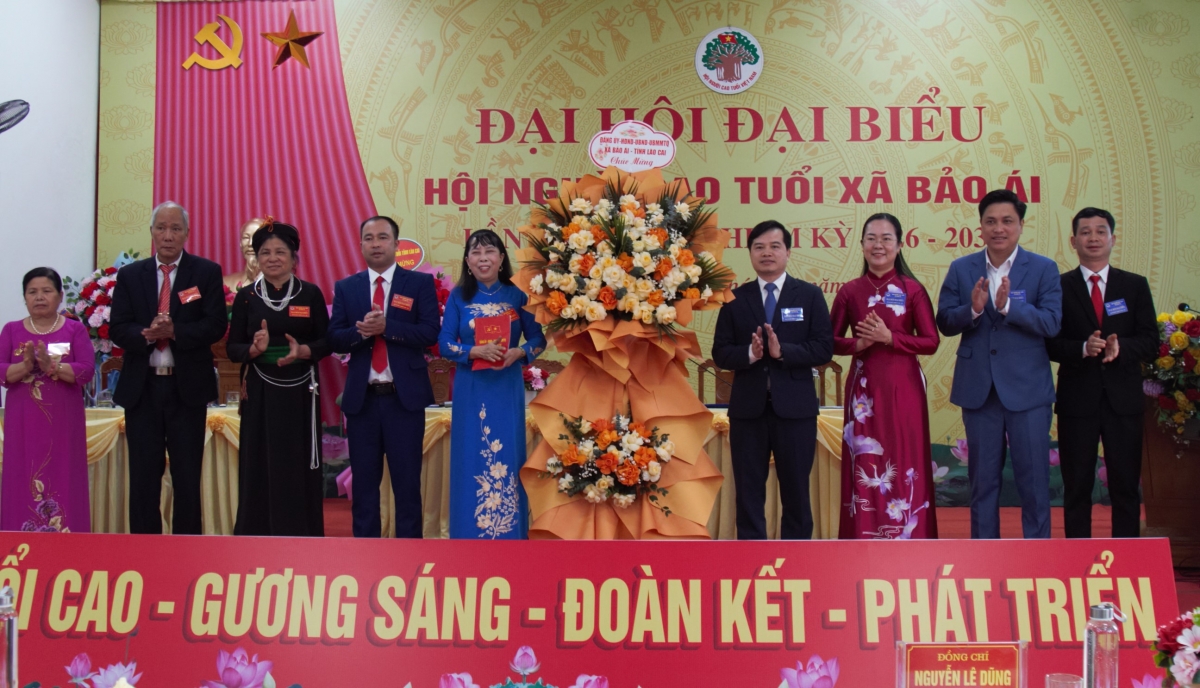 Lãnh đạo Đảng ủy, UBND, Ủy ban MTTQ xã Bảo Ái tặng hoa chúc mừng Đại hội 