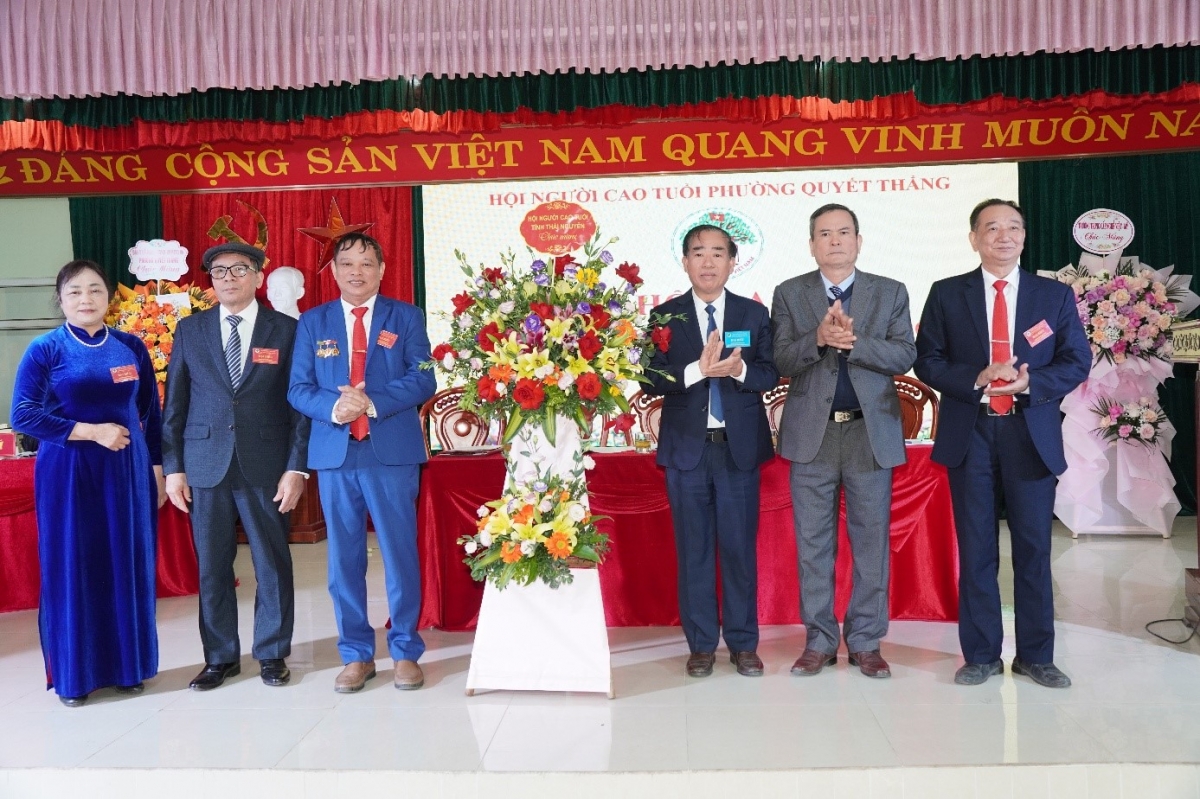 Hội NCT tỉnh Thái Nguyên tặng hoa chúc mừng Đại hội