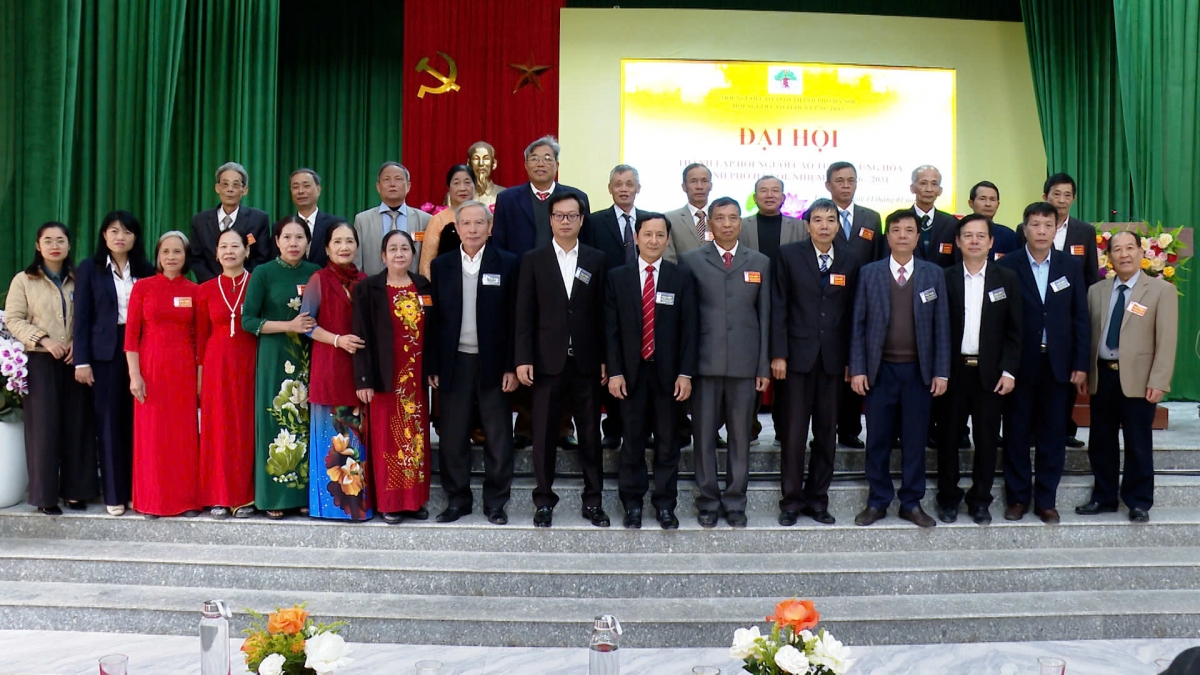 Lãnh đạo Hội NCT TP Hà Nội và lãnh đạo xã Ứng Hòa chúc mừng Ban Chấp hành Hội NCT xã