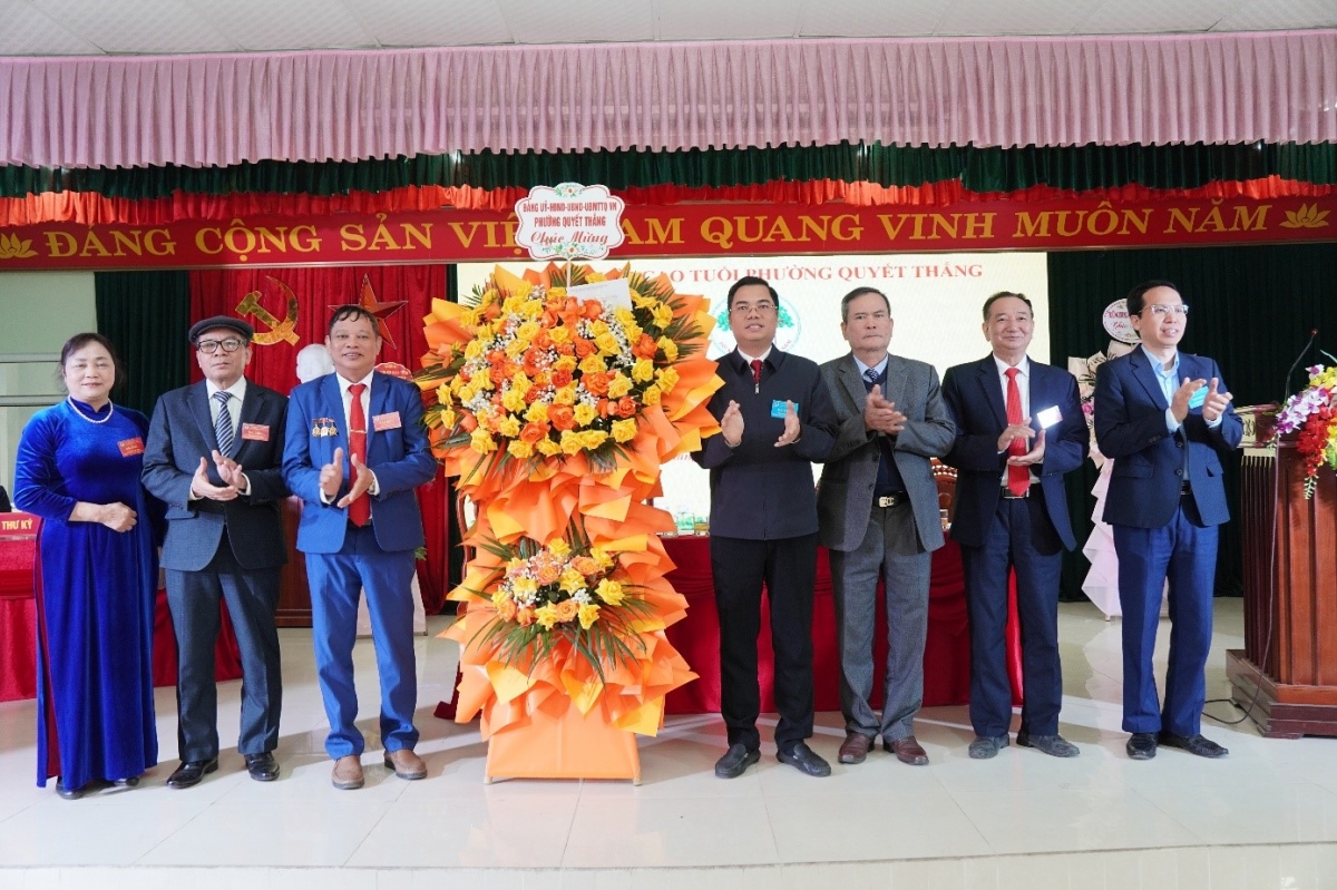 Lãnh đạo phường Quyết Thắng tặng hoa chúc mừng Đại hội