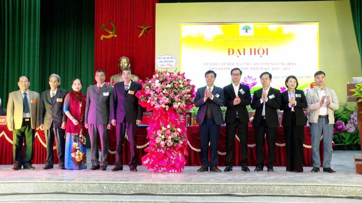 Lãnh đạo xã Ứng Hòa tặng hoa chúc mừng Đại hội