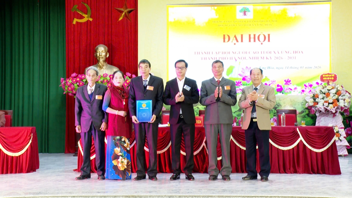 Trao quyết định thành lập Hội NCT xã Ứng Hòa