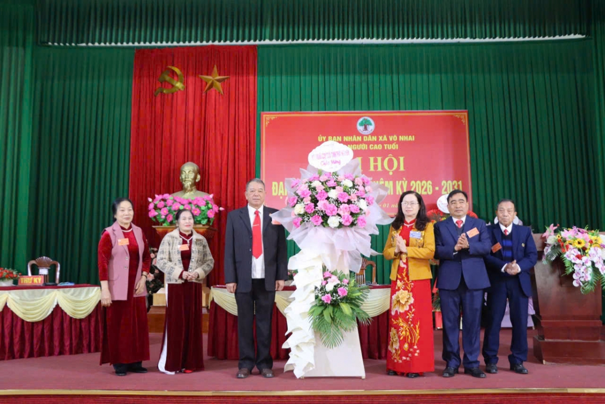 Hội NCT tỉnh Thái Nguyên tặng hoa  chúc mừng Đại hội