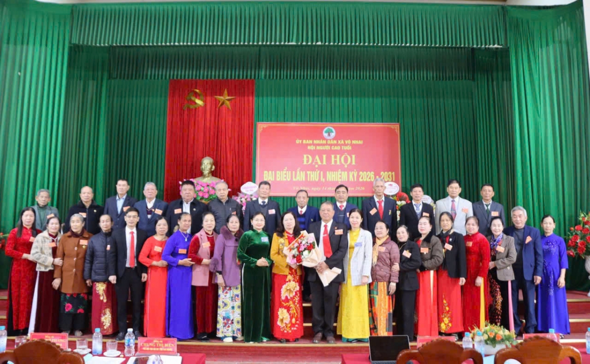 Lãnh đạo Hội NCT tỉnh và xã Võ Nhai tặng hoa chúc mừng Ban Chấp hành Hội NCT xã