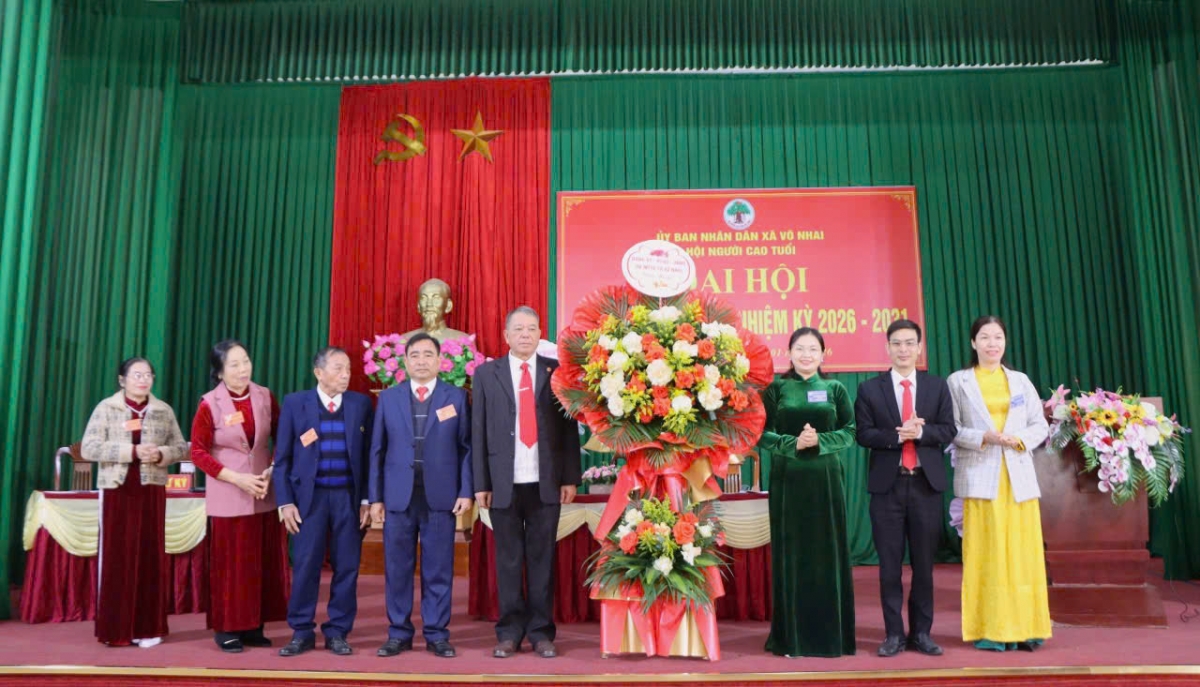 Lãnh đạo xã Võ Nhai tặng hoa chúc mừng Đại hội