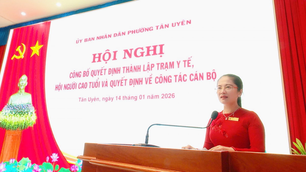 Đồng chí Nguyễn Thị Tuyết Nhung - Bí thư Đảng ủy, Chủ tịch Hội đồng nhân dân phường Tân Uyên đề nghị Hội Người cao tuổi phường sớm ổn định tổ chức để chuẩn bị cho Đại hội.