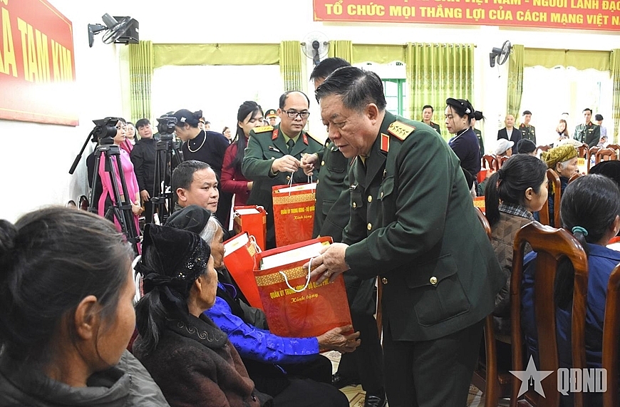 Đại tướng Nguyễn Trọng Nghĩa trao quà tặng các gia đình chính sách, người có công trên địa bàn tỉnh Cao Bằng. Ảnh: ANH MINH  