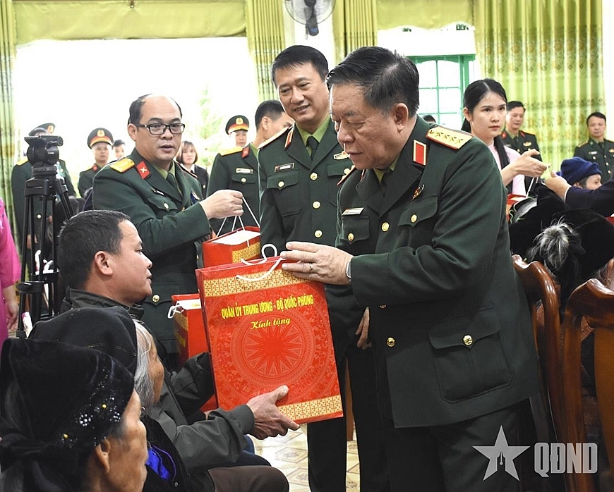 Đại tướng Nguyễn Trọng Nghĩa trao quà tặng các gia đình chính sách, người có công trên địa bàn tỉnh Cao Bằng. Ảnh: ANH MINH  