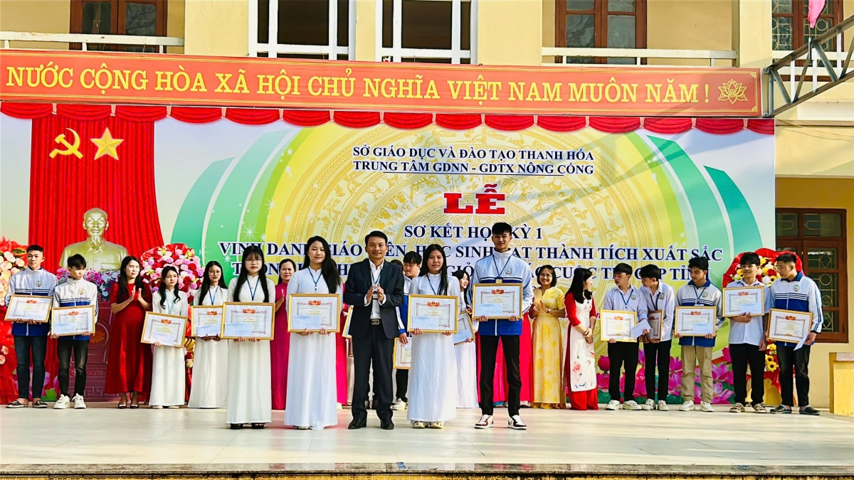 Những thành tích suất sắc của học sinh là niềm tự hào của thây cô