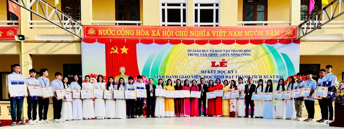 Tập thể cán bộ, giáo viên luôn đoàn kết bền bỉ phấn đấu vươn lên đạt niều thành tích cao