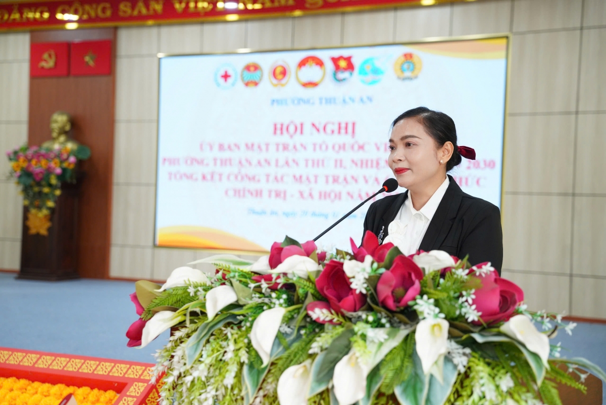 Bà Huỳnh Thị Thu Thủy, Ủy viên Ban Thường vụ Đảng ủy, Chủ tịch Ủy ban MTTQ Việt Nam phường Thuận An phát biểu khai mạc Hội nghị.