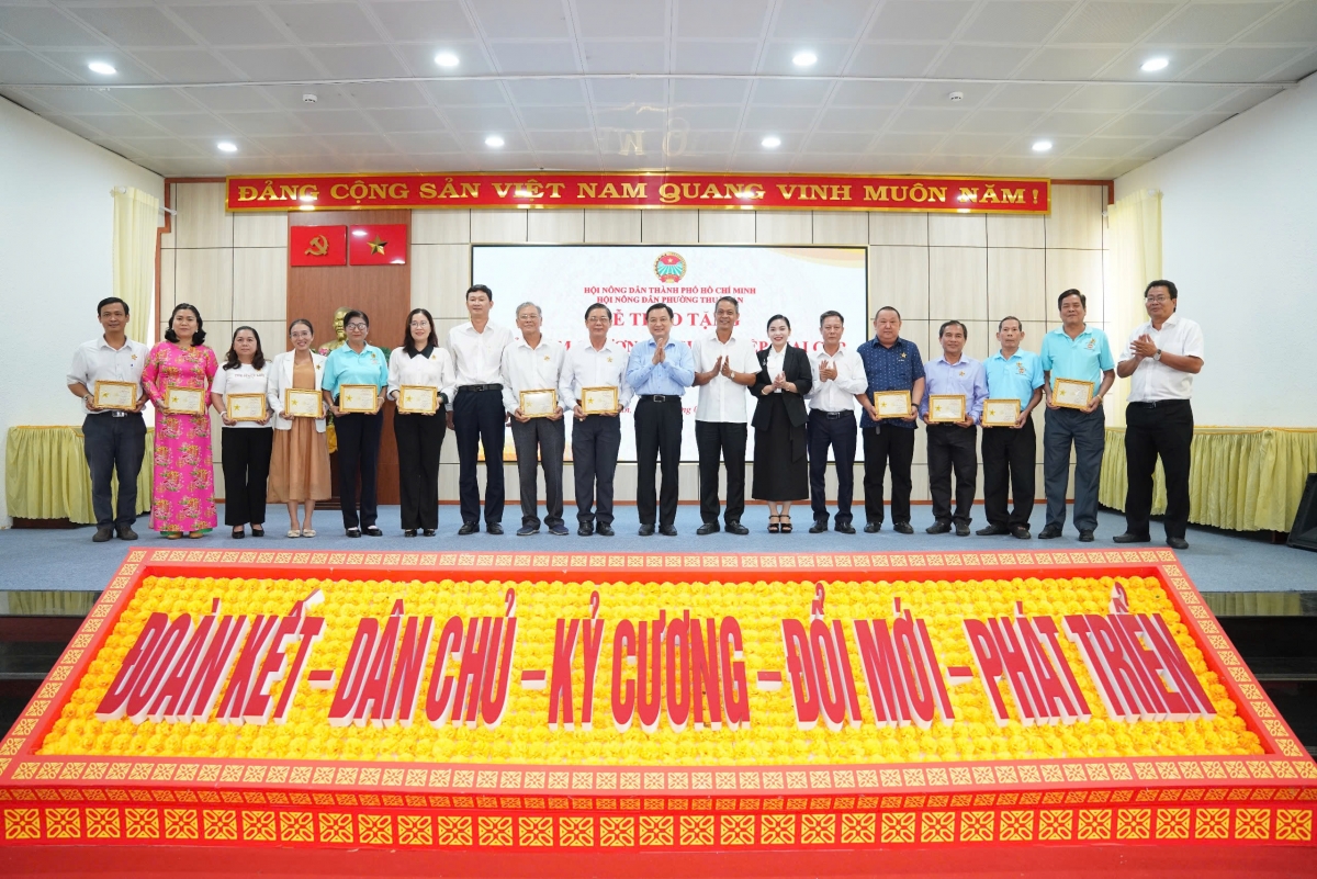 Lãnh đạo phường Thuận An trao kỷ niệm chương “Vì giai cấp nông dân Việt Nam”.