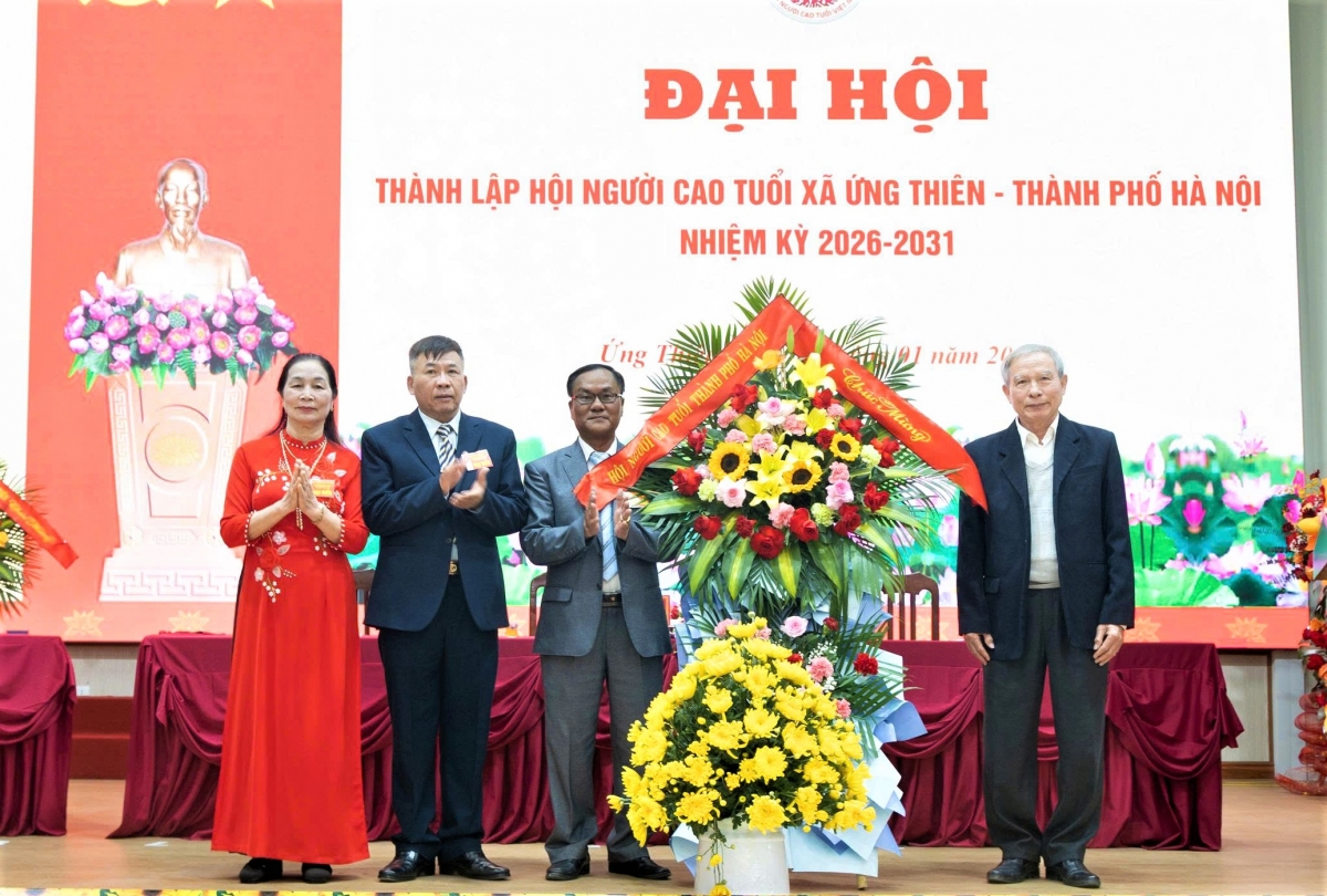 Hội NCT TP Hà Nội tặng hoa chúc mừng Đại hội