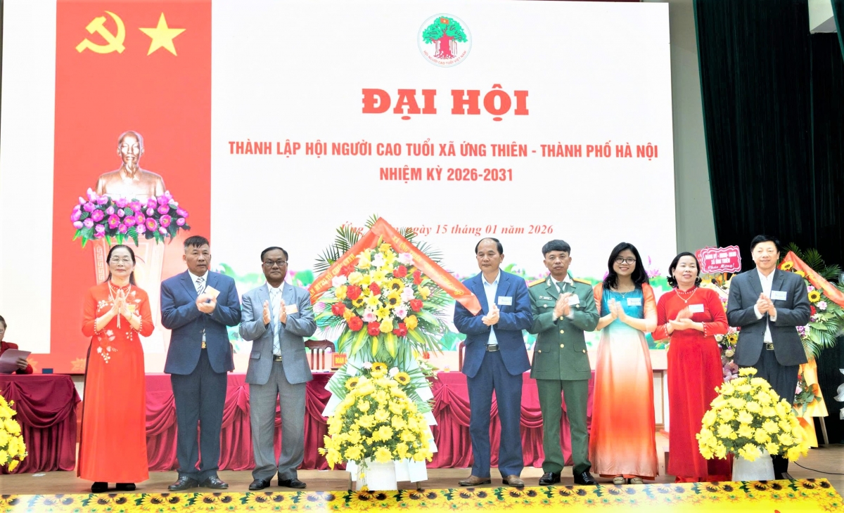 Lãnh đạo xã Ứng Thiên tặng hoa chúc mừng Đại hội