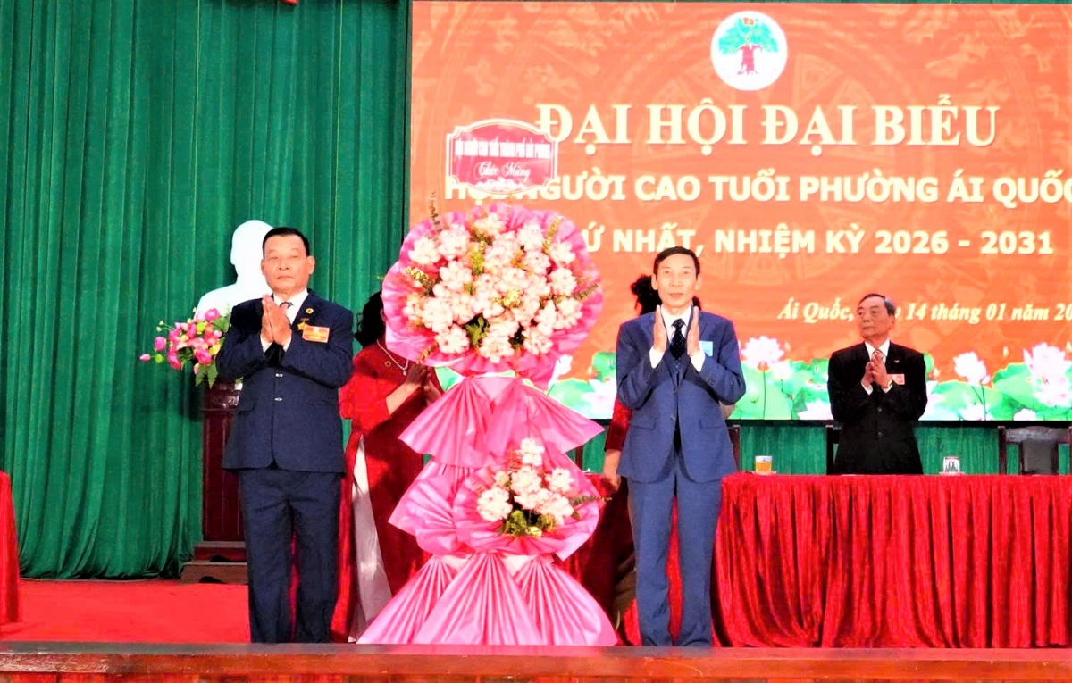 Lãnh đạo Hội NCT TP Hải Phòng tặng hoa chúc mừng Đại hội