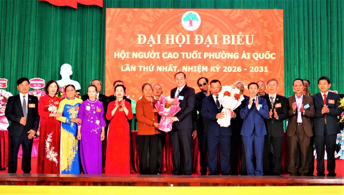 Lãnh đạo Hội NCT TP Hải Phòng và lãnh đạo phương Ái Quốc tặng hoa chúc mừng Ban Chấp hành Hội NCT