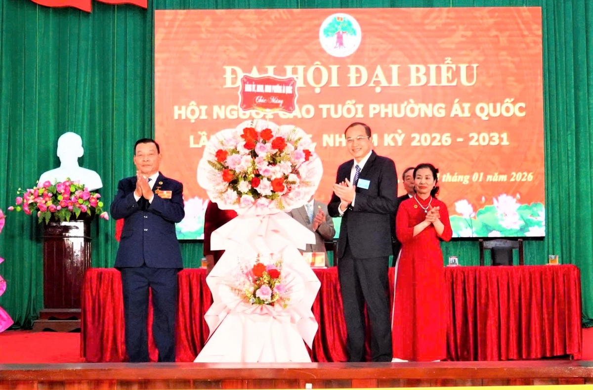 Lãnh đạo phường Ái Quốc tặng hoa chúc mừng Đại hội