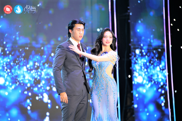 Các thí sinh duyên dáng trong phần trình diễn trang phục Dạ hội