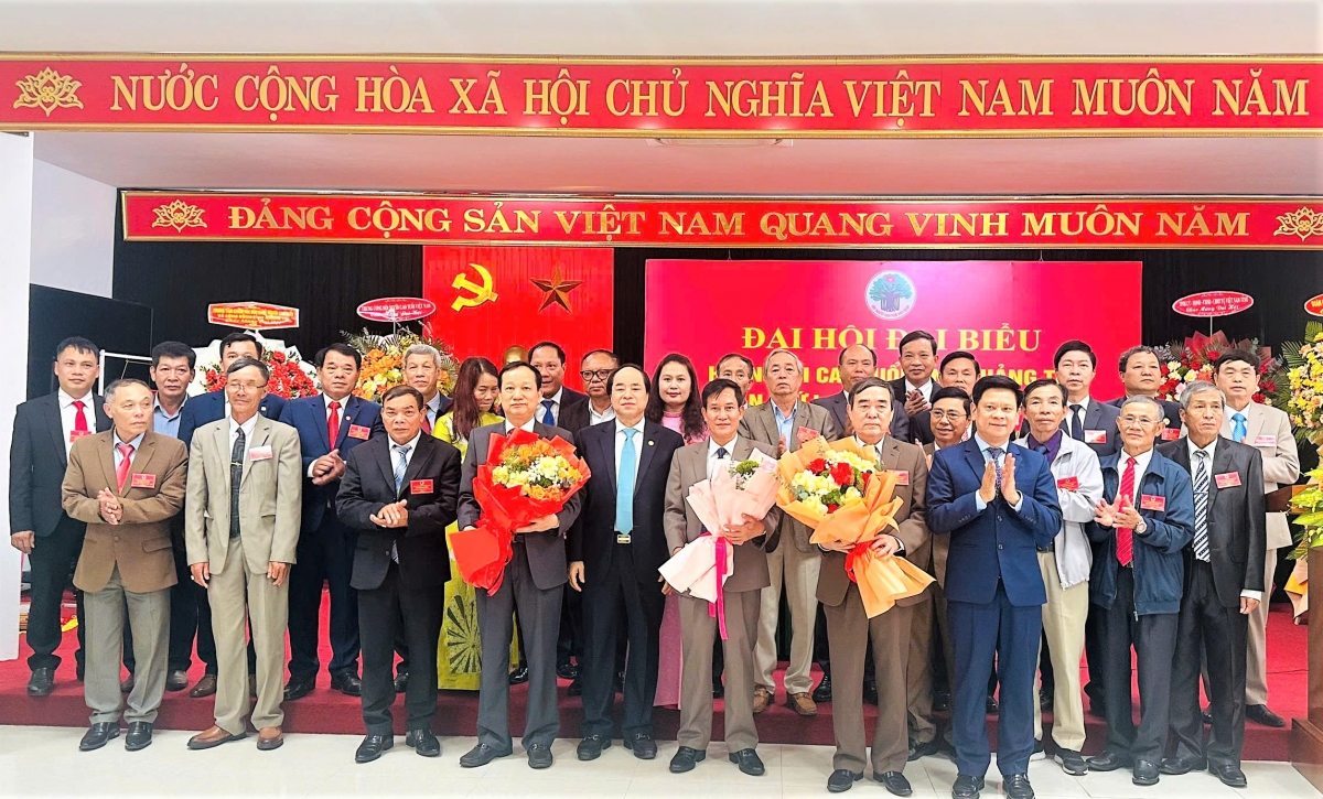 Lãnh đạo Trung ương Hội và lãnh đạo tỉnh tặng hoa chúc mừng Ban Chấp hành