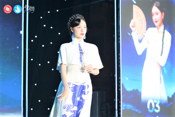 Phần thi trình diễn Áo dài đến từ 12 nữ sinh trong Đêm Chung kết